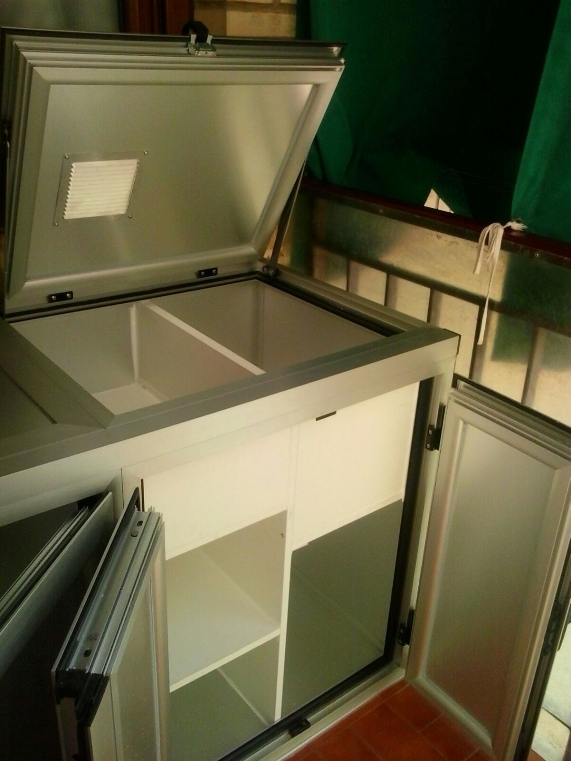 Armario de aluminio con apertura superior